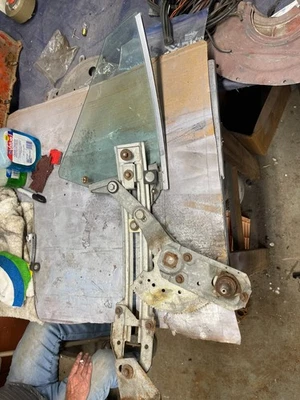 1971 Cuda Barracuda regulador de janela traseira esquerda + vidro + montagem + pista + hardware - Imagem 1 de 4