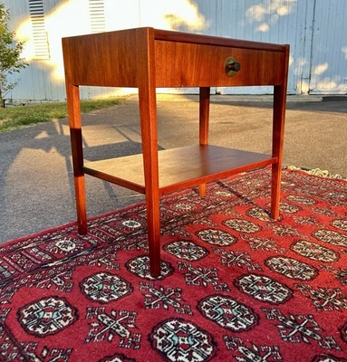 Cartwright Jack moderno vintage de mediados de siglo para mesita de noche de nogal Founders. Foto 1 de 4