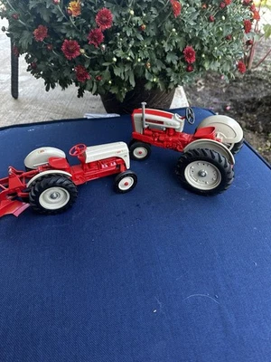 LOT FORD 901 SELECT-O-SPEED TRACTOR And FORD 8N W/DEARBORN PLOW DIECAST-1/16 GUC - Image 1 of 4