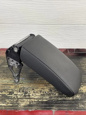 Volkswagen Jetta 2013-2018 consola central reposabrazos tapa con extensión OEM negro LEER Foto 1 de 4