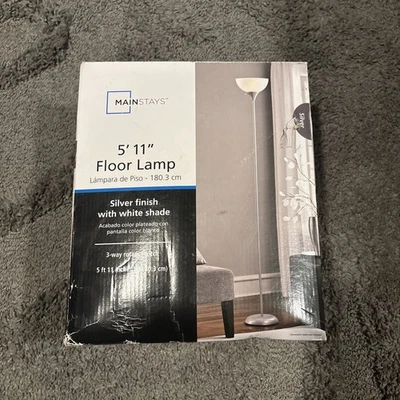 Abajur de assoalho Mainstays cor prata com abajur branco 5' 11" de altura novo na caixa - Imagem 1 de 3