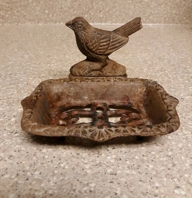 Ржавый хрустящий викторианский стиль чугунная ножка деревенский фермерский дом мыло блюдо w птица - Изображение 1 из 4