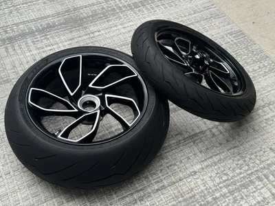 Juego de llantas con neumáticos Ducati Diavel V4 OEM (también se adapta a Diavel 1260 y XDiavel) Foto 1 de 4