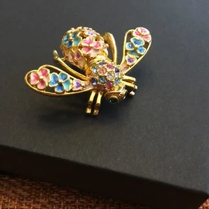 Vintage Signed JOAN RIVERS Limited Edition Wild Flowers Bee Pin. - Picture 1 of 12