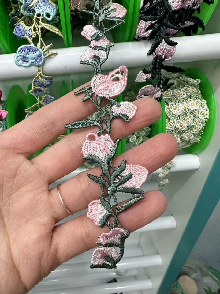 Bordado de encaje con flores de 1+ 1/2 pulgada de ancho seleccionar color precio por yarda Foto 1 de 1
