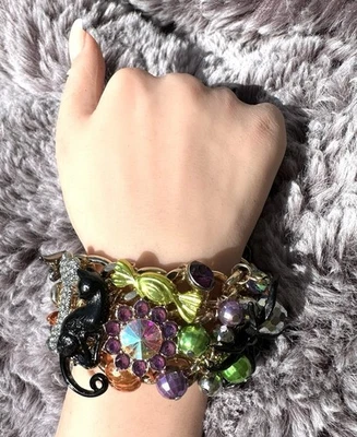 Pulsera Betsey Johnson Halloween Misterio Dije Palanca Gato Negro Araña Hueso de Murciélago Foto 1 de 4