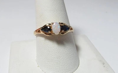 КОЛЬЦО ИЗ ЧИСТОГО 14-КАРАТНОГО ЗОЛОТА С ОВАЛЬНЫМИ НАТУРАЛЬНЫМИ ОПАЛАМИ И САПФИРАМИ - Изображение 1 из 4