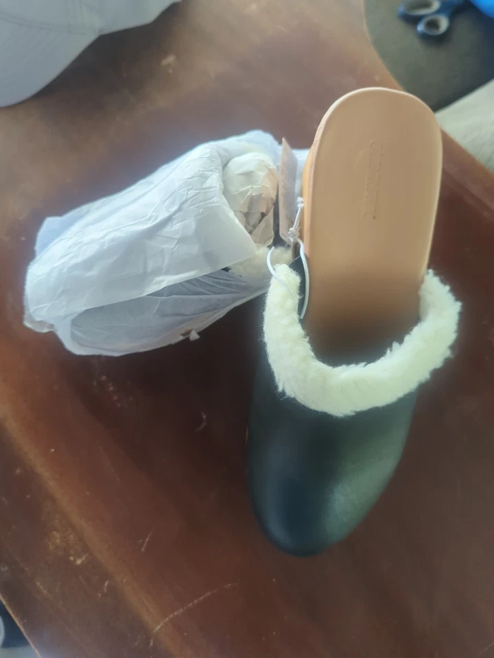 Tamancos pretos forrados de pele sintética Old Navy, novo com etiquetas tamanho 8.5, saltos de madeira - Imagem 1 de 4