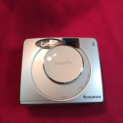 Fujifilm FinePix 30i Digital Camera 2.0MP Built-in Flash Silver English - Image 1 of 4