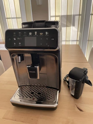 Philips Serie 5400 LatteGo EP5447 Kaffeevollautomat - Schwarz/Chrom - Bild 1 von 4