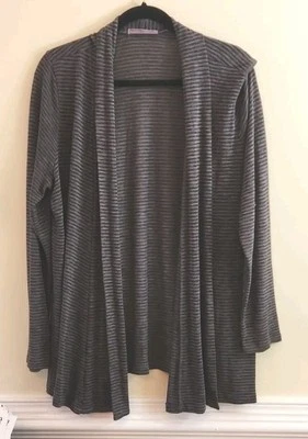 Cardigã suéter listrado cinza e preto Femme By Tresics 2X (LS feminino Plus 101657) - Imagem 1 de 4