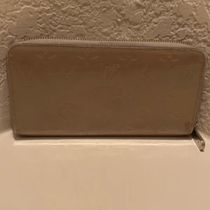 Louis Vuitton Zip Around Vernis Long Wallet Cream Tan LV All Over Logo Print - Picture 1 of 12