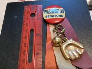 PINBACK SENATORI WASHINGTON ANNI 40-50 CON NASTRI E CIONDOLI GUANTO/PALLA - Foto 1 di 3