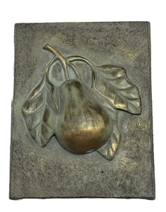 Placa de pared con motivo 3D diseño de pera 7” X 9” decoración de frutas pesada lista para colgar usada en excelente estado - Imagen 1 de 3