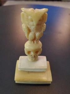 Búho tallado a mano en calavera y libros de colección raro ¿hueso de 4"?  - Imagen 1 de 6