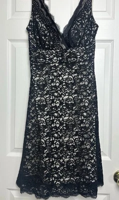 White House Black Market 2 码黑色蕾丝面霜衬里连衣裙 RN 111459 — 第 1/4 张图片