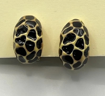 Pendientes Kenneth Jay Lane KJL Esmalte Clip Estampado Animal Manchas Negras Tono Dorado Foto 1 de 4