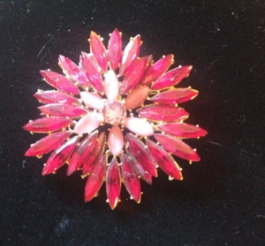 Navette  vintage ruffle red brooch designer look - Picture 1 of 3