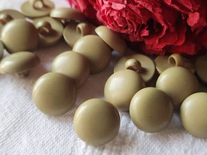 Lot 19 boutons vert fond d'atelier pied 1,2 cm mat ref 919 - Picture 1 of 2
