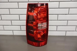 07-14 Chevy Suburban Driver Tail Light OEM - Foto 1 di 10