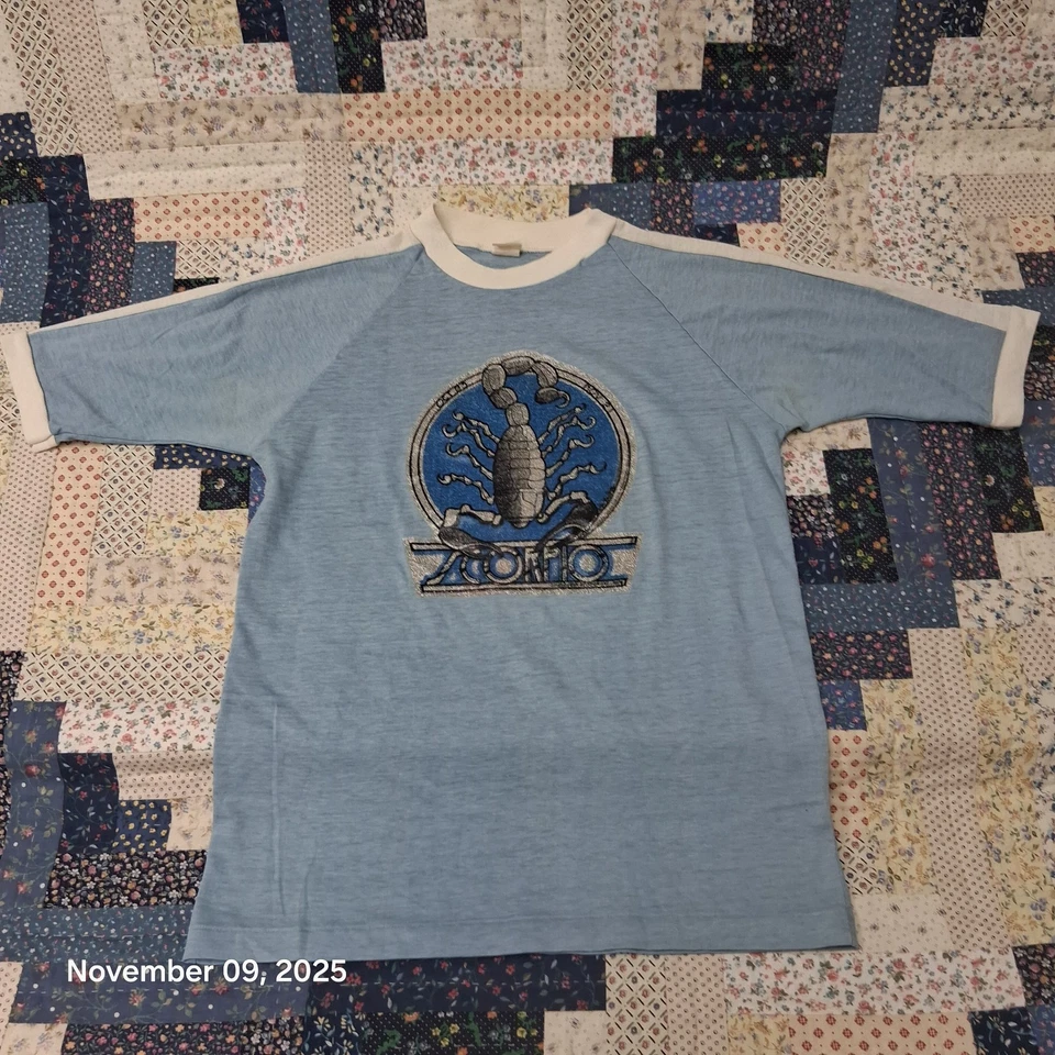 Camiseta Vintage 1975 Zodiac Scorpio Timbre Talla Mediana Azul Puntada Única Años 70 Foto 1 de 4