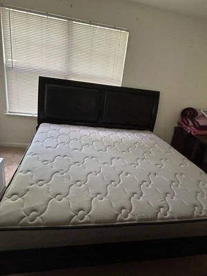 Cama King Size Ashley Furniture  Foto 1 de 3