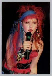 Cyndi Lauper Performing, Vintage Postkarte 4x6 "Mini Poster" B4 - Bild 1 von 2
