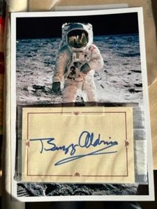GENUINE BUZZ ALDRIN AUTOGRAPH & 2 PHOTOS - BANTAM PRESS BOOK CARD SPACE APOLLO - Picture 1 of 7