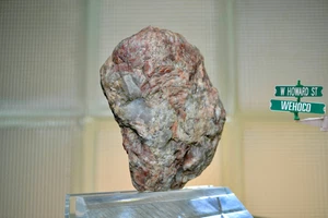 .8 lb Feldspar Crystal w Quartz Rough Rock Cabbing Slab Display Mesabi Range MN - Picture 1 of 7