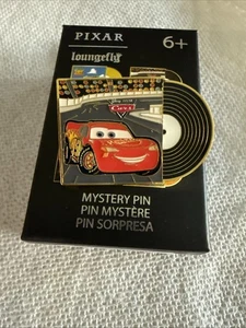 Spilla smaltata Loungefly Disney Pixar Record Cars Saetta McQueen  - Foto 1 di 4