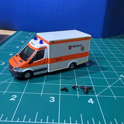 Ambulancia de emergencia alemana Malteser Mercedes Sprinter escala HO 1:87 Rietze Foto 1 de 4