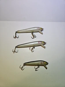 Lotto di 3 esche da pesca vintage in cotone cordell pinna rossa 4,25" (2) 3,25" (1) - Foto 1 di 9
