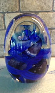 MAGNUM signierter RCG 97 Rock Cottage Glashütte Van Keppel Kunstglas Briefbeschwerer - Bild 1 von 13