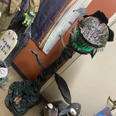 HALLOWEEN tamaño real 5 pies animado hombre comiendo Venus Flytrap PLANTA UTILERÍA. Nuevo. ¡Último! Foto 1 de 4