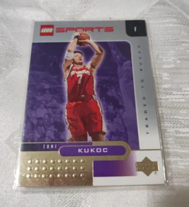 2002-03 Upper Deck Lego Sports Gold Foil Toni Kukoc #12 Hawks Traded To Bucks - Bild 1 von 2