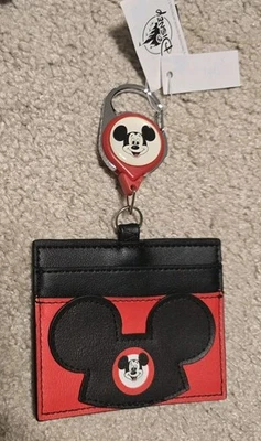 NUEVO Disney Loungefly Mickey Mouse Club Oreja Sombrero Insignia Identificación Portatarjetas Retráctil Foto 1 de 2