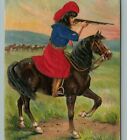 Cowgirl fusil de tir à cheval bottes franges rouge bleu cheval carte postale occidentale 