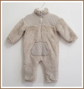 Baby Jungen Teddy Vlies Kinderwagen Taupe Winter All in One Babygrow 3-6 Monate NEU - Bild 1 von 8