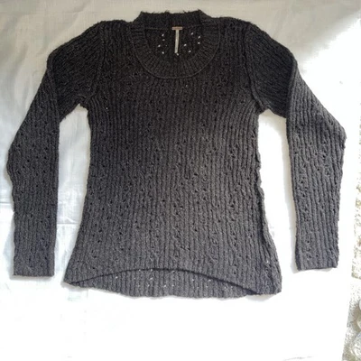 Suéter tejido con ojales Free People marrón mediano Foto 1 de 4