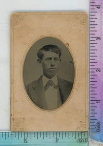 Hombre joven con traje pajarita tipo ferrotipo - Imagen 1 de 2