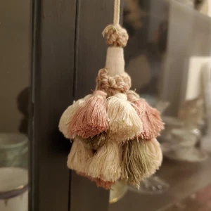 Llavero francés de colección con doble borla para muebles rosa y verde y crema seda algodón 4" - Imagen 1 de 7
