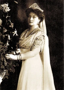 Empress Alexandra Feodorovna in 1913 Russian postcard - Picture 1 of 1