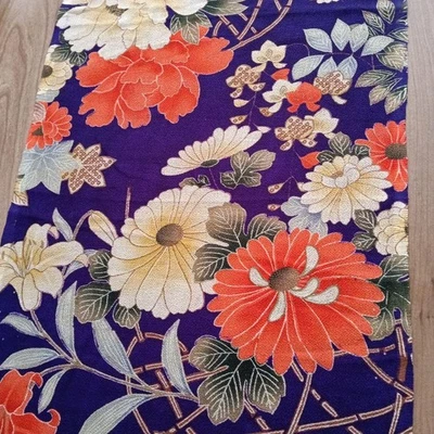 Tela de seda Chirimen púrpura crisantemo diseño peonía 33 5 cm por 99 cm Foto 1 de 4