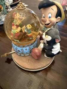 Disney Pinocchio und Figaro magische Schneekugel mit Musik "Brahms Walzer" - Bild 1 von 4