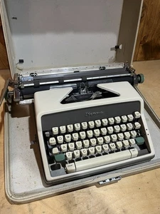 1970s Olympia Deluxe SM9?  De Luxe Portable Typewriter & Case - Picture 1 of 5