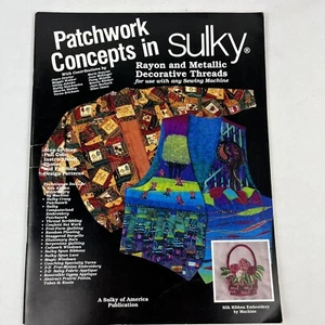 Máquina de coser Patchwork Concepts en rayón azulado e hilos decorativos metálicos - Imagen 1 de 5