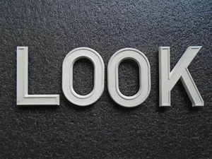 BLUEMELS WHITE NUMBER PLATE DIGITS / LETTERS C/W NEW CLIPS   3 1/8"  - 1960S - Picture 1 of 8