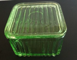 GREEN DEPRESSION GLASS SQUARE BUTTER DISH WITH LID - Picture 1 of 7