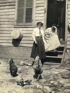 Antike RPPC Postkarte um 1910 Frauen füttern Hühner Foto - Bild 1 von 3
