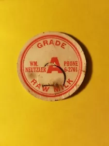 TAPPO BOTTIGLIA LATTE VINTAGE - WM. NEUTZLER - LATTE CRUDO GRADO A - TELEFONO 6-2701 - Foto 1 di 3